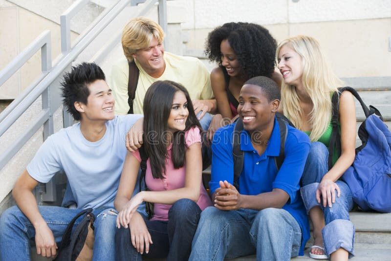 Gruppo di sei studenti seduti fuori sulle scale.