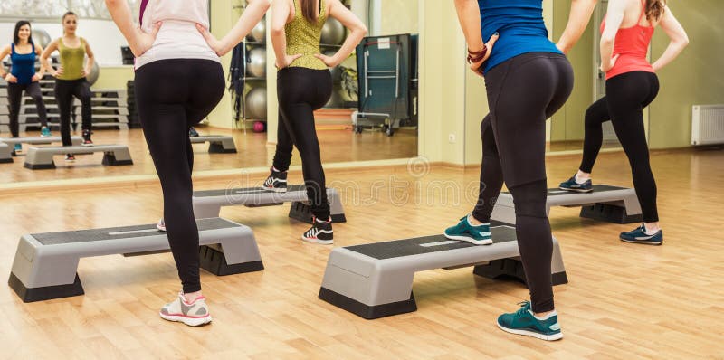 Оплата фитнес. Аэробика вид сзади. Девушка сна степе со спины. Девушки аэробика вид сзади. Степ аэробика до после.