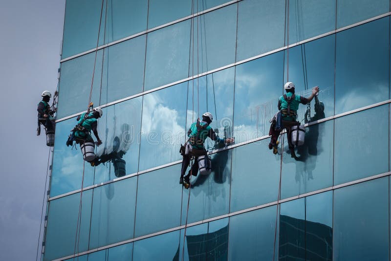 Grupo de trabajadores limpieza ventanas servicio sobre el alto crecimiento el edificio cualquier.