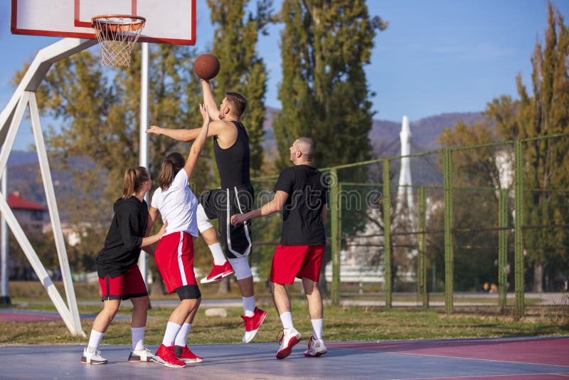 My friend plays basketball than me. Баскетбол на улице. Игра баскетбол. Баскетбол на природе. Дети играют в баскетбол.