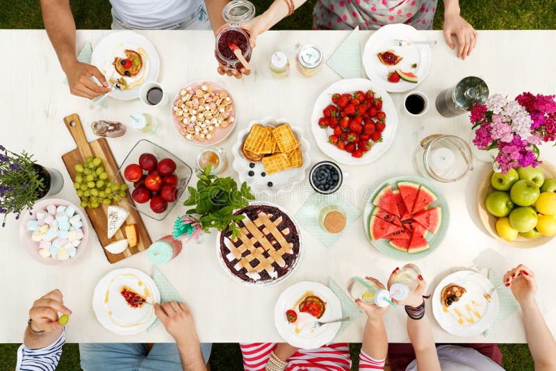 Group of Young People Eating Stock Photo - Image of outdoor, friends