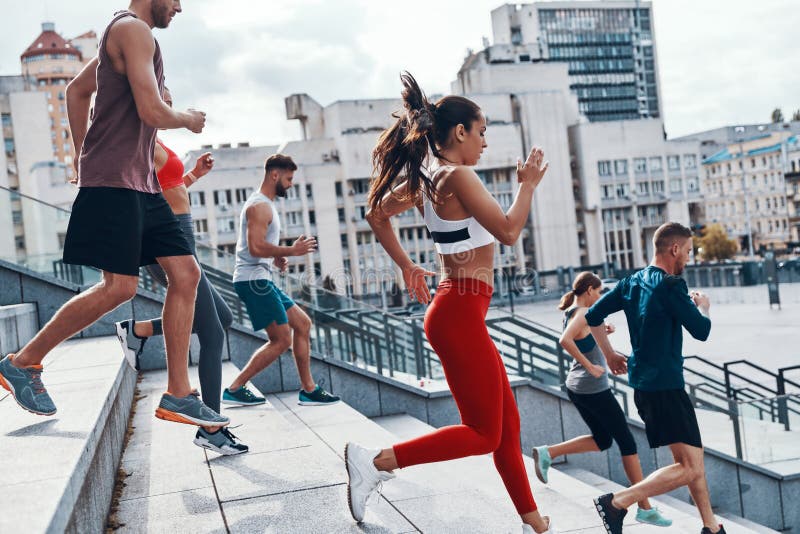 Young people and sport. Люди в спортивной одежде. Группа молодых людей на пробежке. Одежда для бега летом. Идеи одежды для бега.