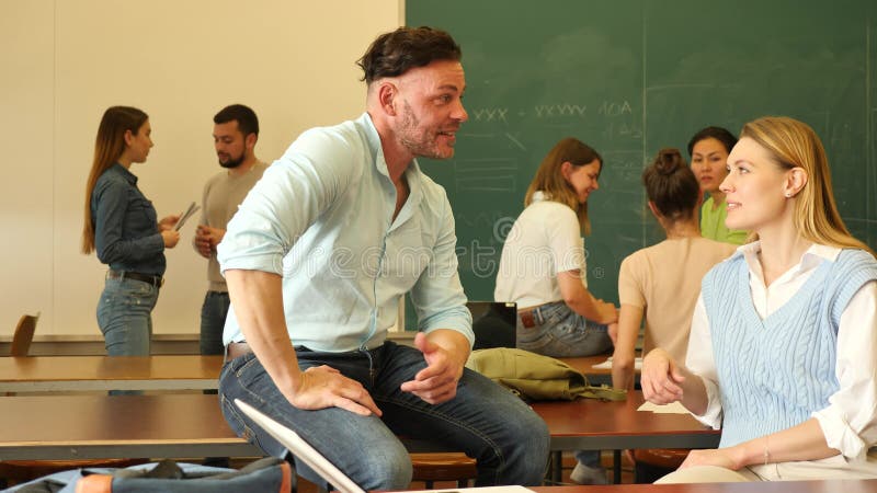 Groupe amical d'étudiants parlant en classe ayant une pause entre les leçons clips vidéos