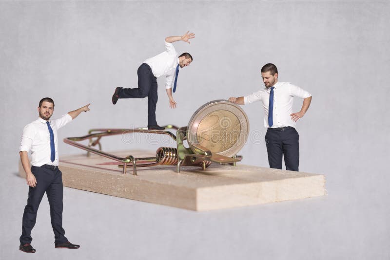 Groupe d'alimentations d'hommes d'affaires sur votre argent photographie stock Groupe d'alimentations d'hommes d'affaires sur votre argent photographie stock