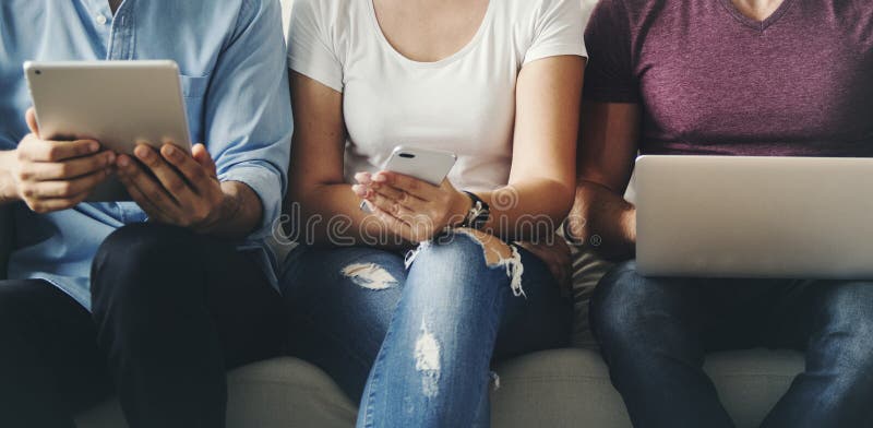 Groupe d'amis achetant des produits en ligne photographie stock libre de droits Groupe d'amis achetant des produits en ligne photographie stock libre de droits