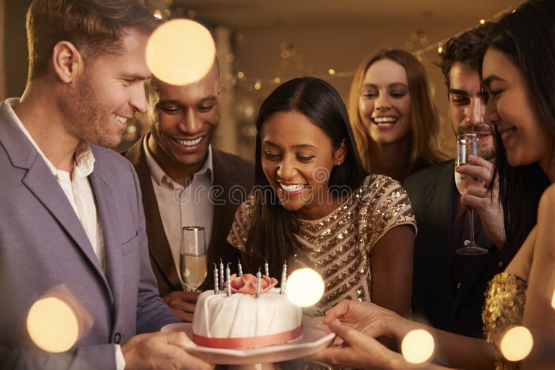 Groupe d'amis célébrant l'anniversaire avec la partie à la maison image libre de droits Groupe d'amis célébrant l'anniversaire avec la partie à la maison image libre de droits