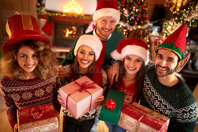 Groupe d'amis célébrant Noël photo stock Groupe d'amis célébrant Noël photo stock