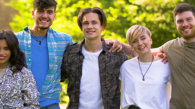 Groupe d'amis de sourire heureux au parc d'été clips vidéos