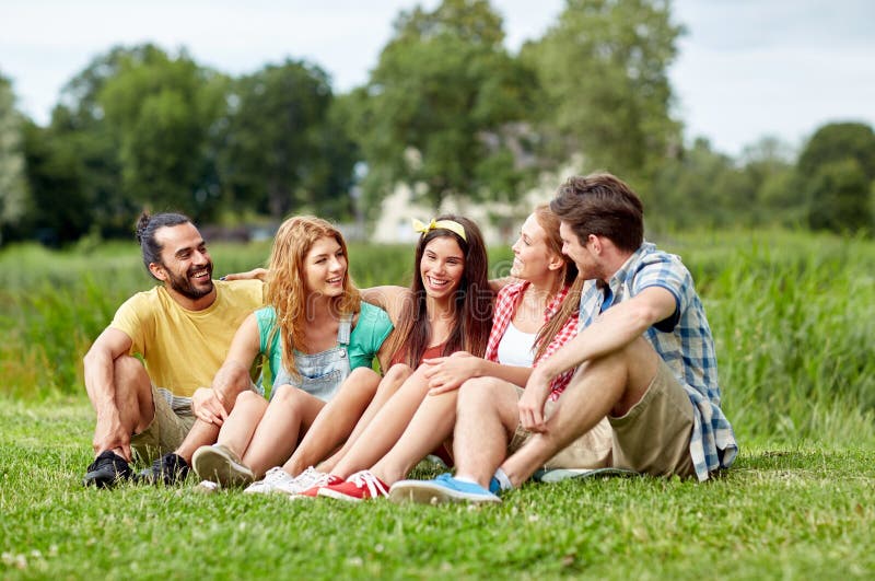 Groupe d'amis de sourire parlant dehors image libre de droits Groupe d'amis de sourire parlant dehors image libre de droits
