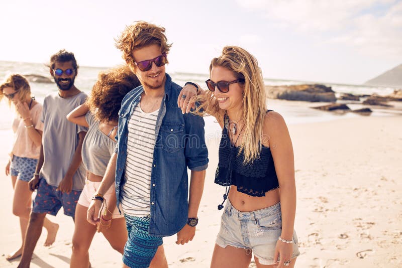 Groupe d'amis des vacances de plage photographie stock Groupe d'amis des vacances de plage photographie stock