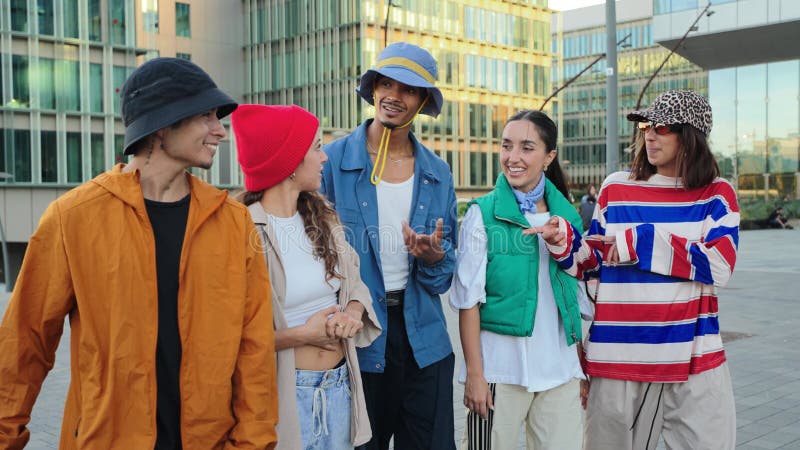 Groupe d'amis divers qui profitent d'un moment animé et joyeux tout en se promenant ensemble dans la ville banque de vidéos
