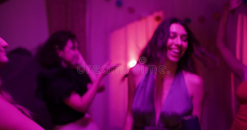 Groupe d'amis femmes dansant et célébrant la graduation à une fête à la maison clips vidéos