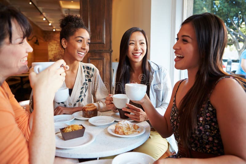 Groupe d'amis féminins se réunissant dans le restaurant de café image stock