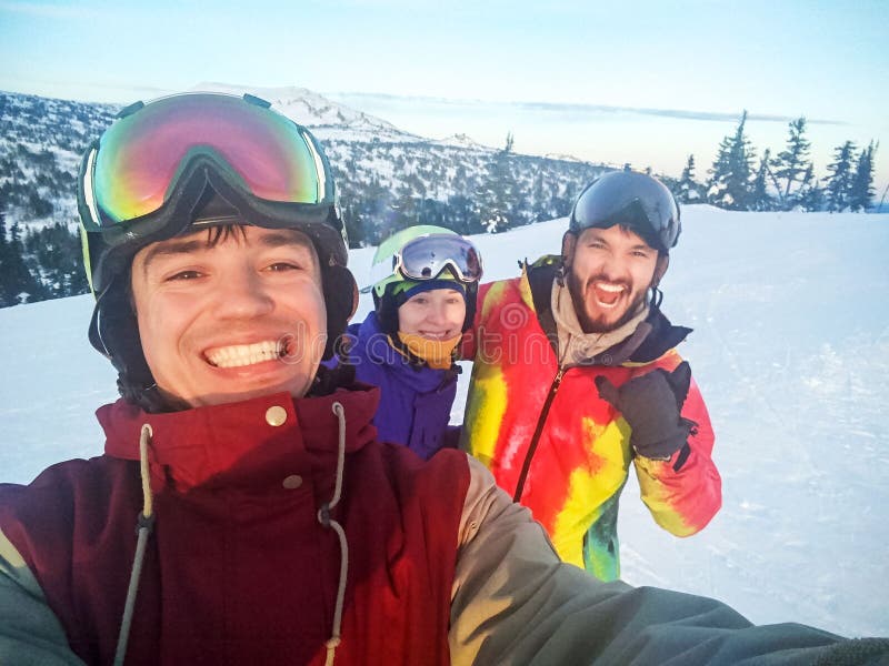 Groupe d'amis heureux ayant l'amusement Snowbarders et amitié d'équipe de groupe de skieurs photographie stock Groupe d'amis heureux ayant l'amusement Snowbarders et amitié d'équipe de groupe de skieurs photographie stock