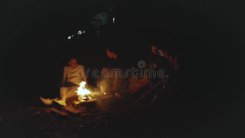 Groupe d'amis s'amusant près du feu de camp sur la plage, à proximité de la mer au full hd de nuit clips vidéos