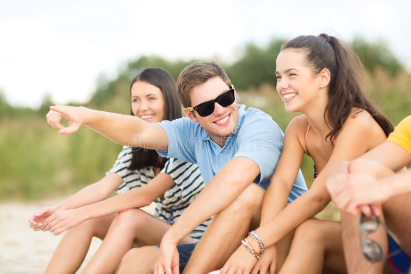 Groupe d'amis se dirigeant quelque part sur la plage image stock Groupe d'amis se dirigeant quelque part sur la plage image stock