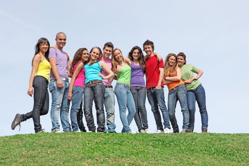 Groupe d'années de l'adolescence à la colonie de vacances images libres de droits Groupe d'années de l'adolescence à la colonie de vacances images libres de droits