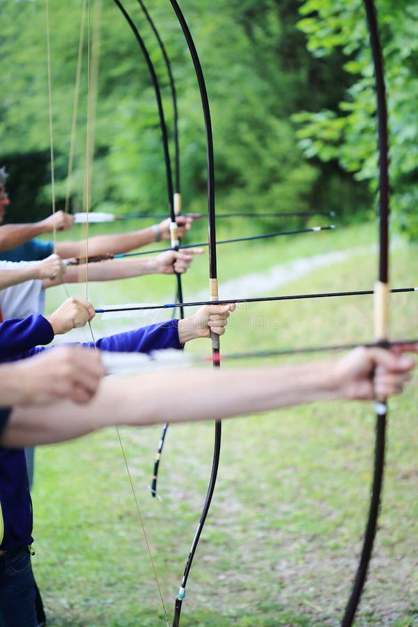 Groupe d'archer faisant le tir à l'arc japonais image libre de droits Groupe d'archer faisant le tir à l'arc japonais image libre de droits