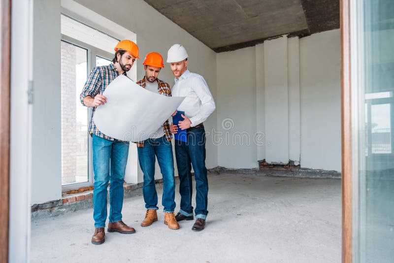 Groupe d'architectes avec le modèle ayant la conversation à l'intérieur de images stock
