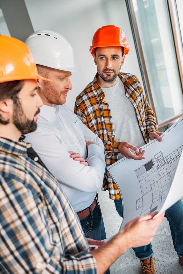 Groupe d'architectes avec le modèle ayant la conversation à l'intérieur de images libres de droits