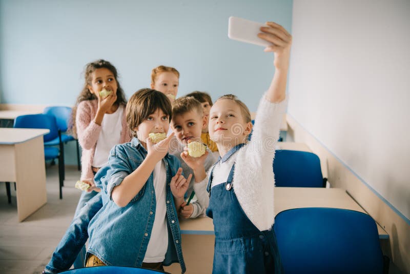 groupe d'enfants adorables prenant le selfie images libres de droits groupe d'enfants adorables prenant le selfie images libres de droits