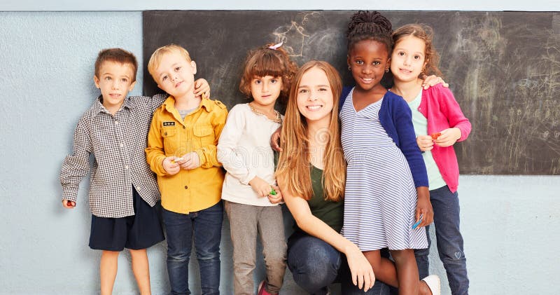 Groupe d'enfants avec le professeur dans l'école primaire photos libres de droits Groupe d'enfants avec le professeur dans l'école primaire photos libres de droits