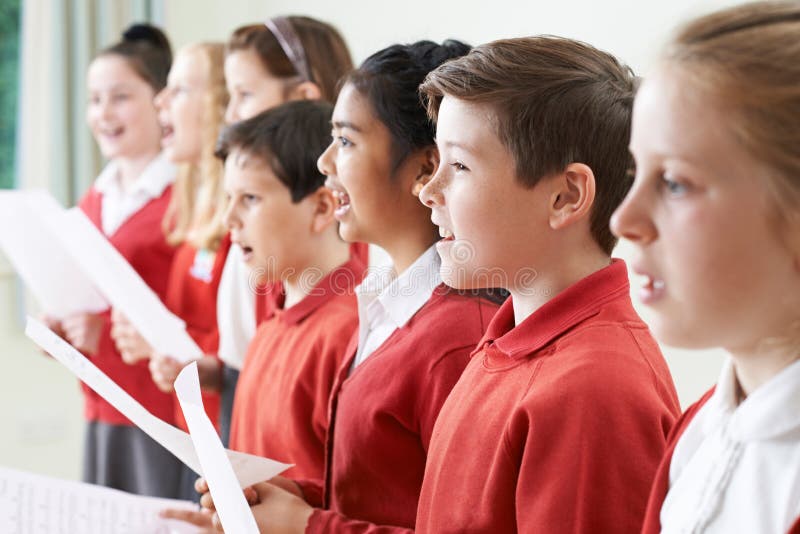 Groupe d'enfants chantant dans le choeur d'école image stock Groupe d'enfants chantant dans le choeur d'école image stock