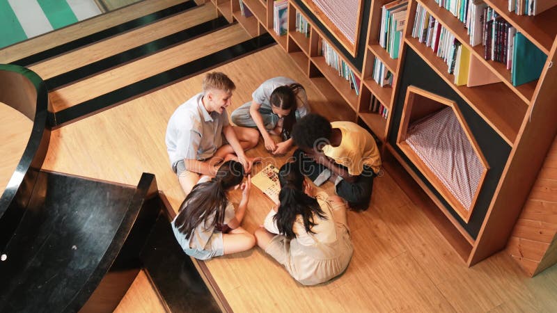 Groupe d'enfants divers assis dans un cercle en lisant un livre. édification banque de vidéos