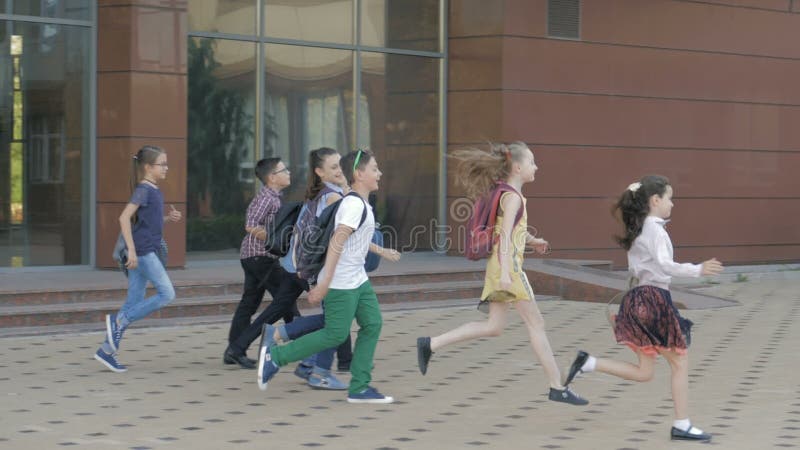 Groupe d'enfants heureux retournant de l'? cole ensemble banque de vidéos