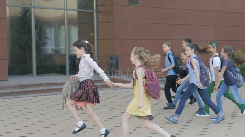 Groupe d'enfants heureux retournant de l'? cole ensemble banque de vidéos