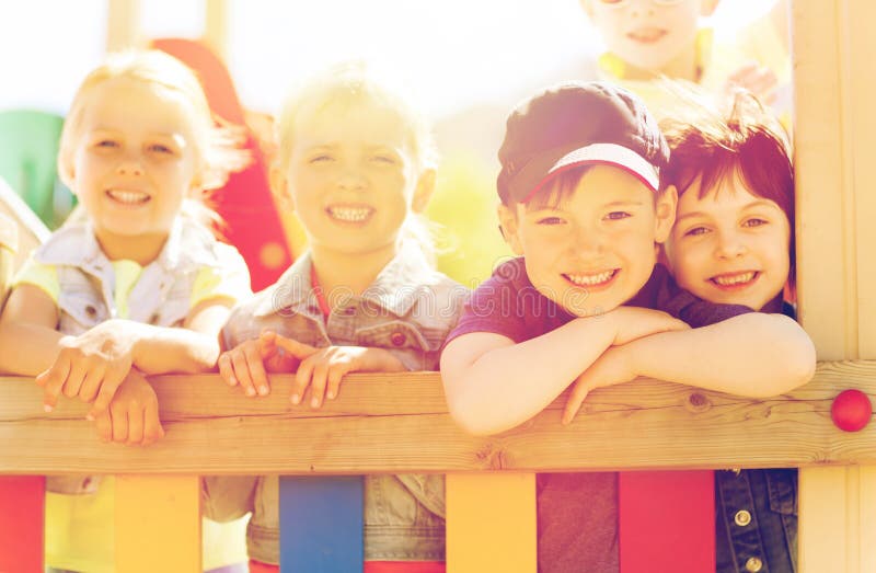 Groupe d'enfants heureux sur le terrain de jeu d'enfants photographie stock libre de droits Groupe d'enfants heureux sur le terrain de jeu d'enfants photographie stock libre de droits