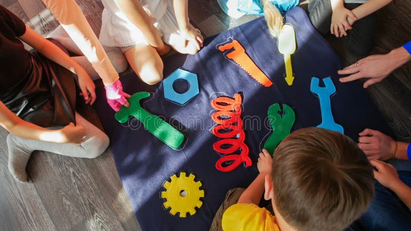 Groupe d'enfants jouant avec le puzzle structuré image libre de droits Groupe d'enfants jouant avec le puzzle structuré image libre de droits