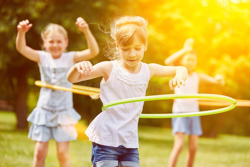 Groupe d'enfants jouant en été image stock Groupe d'enfants jouant en été image stock