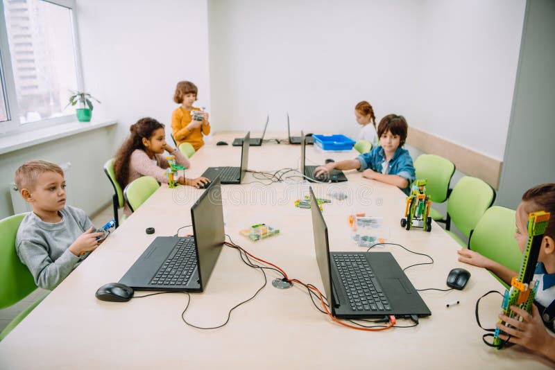 groupe d'enfants sérieux travaillant avec des ordinateurs photo libre de droits groupe d'enfants sérieux travaillant avec des ordinateurs photo libre de droits