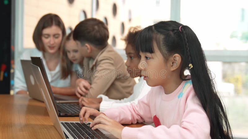 Groupe d'enfants travaillant ou jouant système de programmation d'ordinateur portable. érudition. banque de vidéos