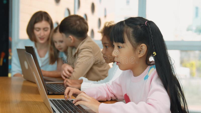 Groupe d'enfants travaillant ou jouant système de programmation d'ordinateur portable. érudition. clips vidéos