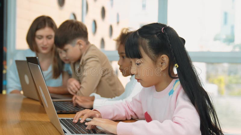 Groupe d'enfants travaillant ou jouant système de programmation d'ordinateur portable. érudition. banque de vidéos