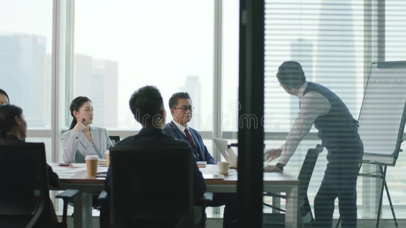 Groupe d'hommes d'affaires asiatiques réuni au bureau banque de vidéos