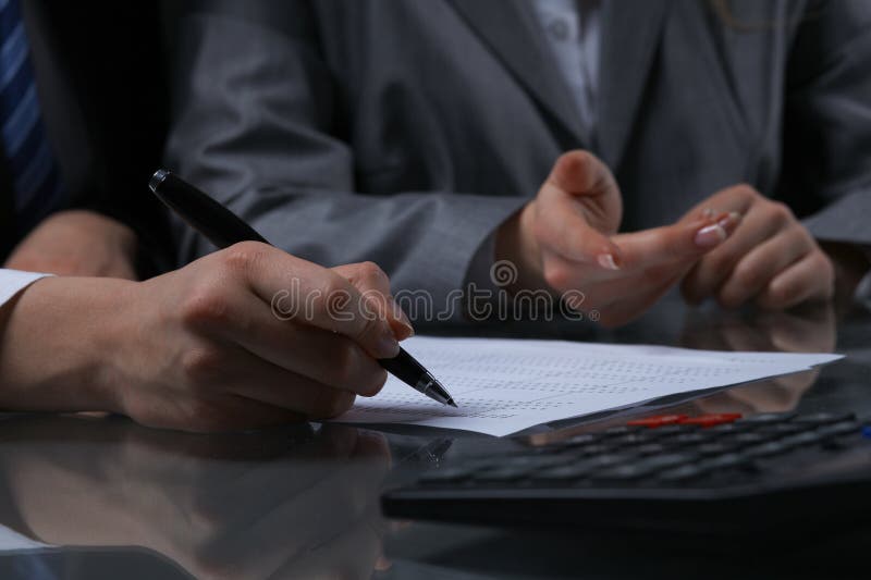 Groupe d'hommes d'affaires ou d'avocats lors de la réunion Éclairage discret photographie stock libre de droits Groupe d'hommes d'affaires ou d'avocats lors de la réunion Éclairage discret photographie stock libre de droits