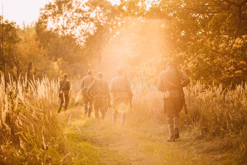 Groupe d'hommes de Reenactors habillés en tant qu'infanterie soviétique russe d'armée rouge photos libres de droits Groupe d'hommes de Reenactors habillés en tant qu'infanterie soviétique russe d'armée rouge photos libres de droits