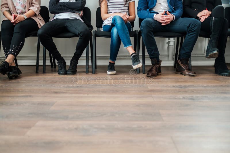 Groupe d'un peuple attendant un bâti ou une entrevue d'emploi images libres de droits Groupe d'un peuple attendant un bâti ou une entrevue d'emploi images libres de droits