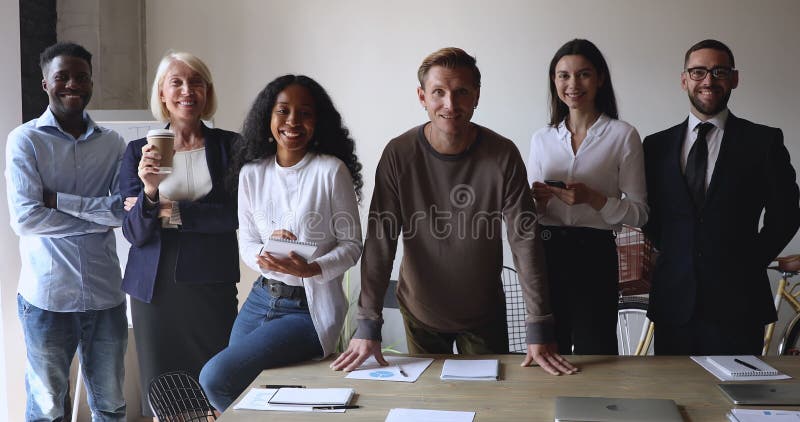 Groupe d'âges différents gens d'affaires multiraciaux dans bureau moderne. banque de vidéos