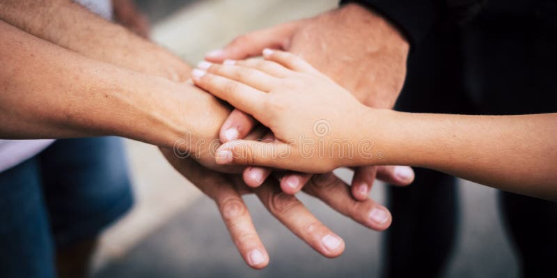 Groupe d'âges mixtes, les gens se rapprochent et se tiennent comme un concept d'équipe - une famille et des amis de génération mi photographie stock Groupe d'âges mixtes, les gens se rapprochent et se tiennent comme un concept d'équipe - une famille et des amis de génération mi photographie stock