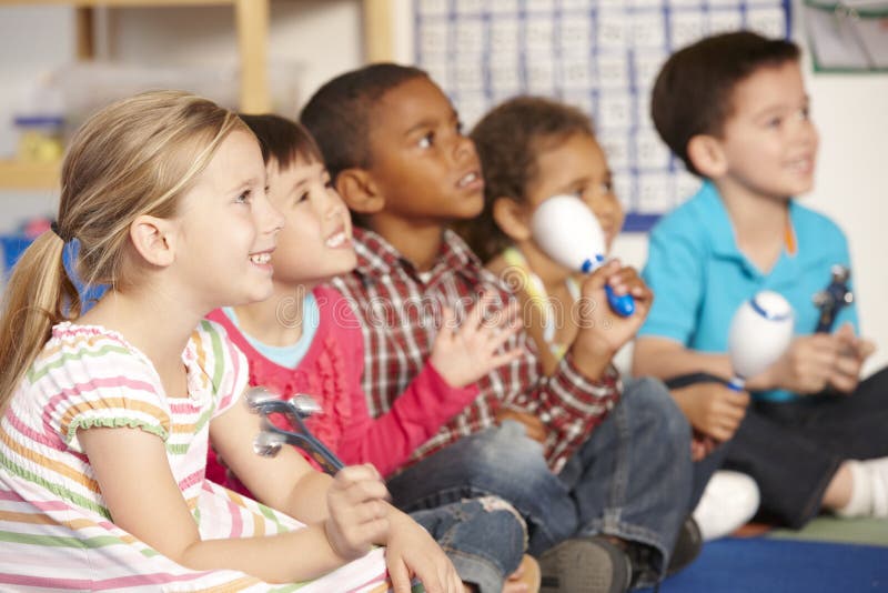 Groupe d'écoliers élémentaires d'âge dans la classe de musique avec Instr photos libres de droits Groupe d'écoliers élémentaires d'âge dans la classe de musique avec Instr photos libres de droits
