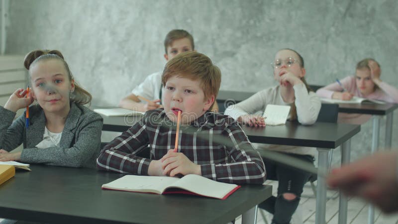 Groupe d'élèves en classe ensemble, écoutant le professeur banque de vidéos
