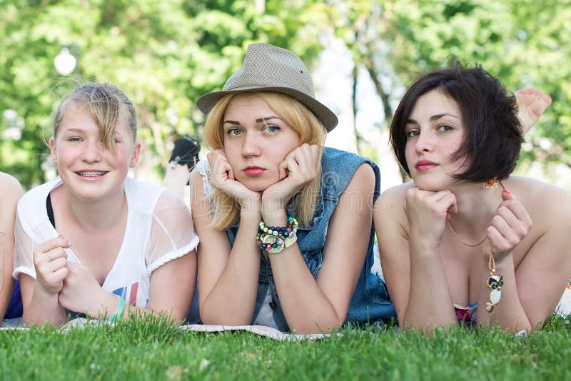 Groupe d'étudiants adolescents de sourire heureux image stock