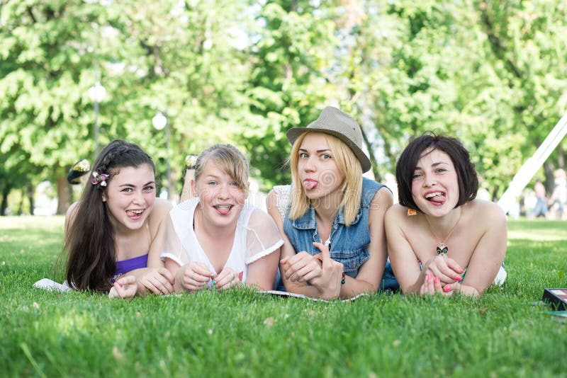 Groupe d'étudiants adolescents de sourire heureux photo libre de droits