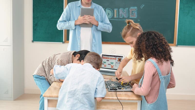 Groupe d'étudiants divers travaillant ensemble sur le tableau principal avec promptitude. pédagogie. banque de vidéos