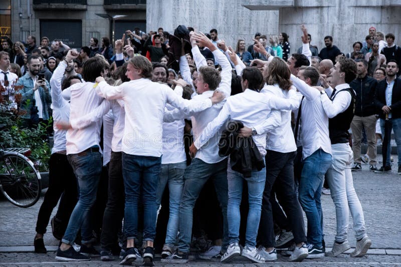 Groupe d'étudiants faisant la fête dans la rue à Amsterdam image stock Groupe d'étudiants faisant la fête dans la rue à Amsterdam image stock