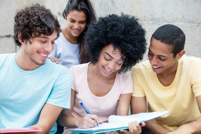 Groupe d'étudiants heureux apprenant dehors sur le campus images libres de droits Groupe d'étudiants heureux apprenant dehors sur le campus images libres de droits